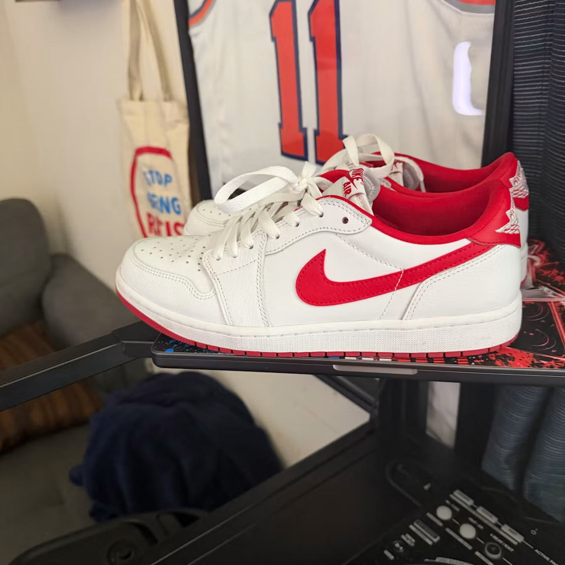 Used - Air Jordan 1 Retro Low OG University Red - US M 10 - detail 3